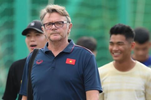 HLV Philippe Troussier nghiêm khắc trong tập luyện