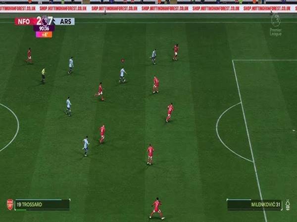 Mục đích chính của việc kéo giãn hàng phòng ngự đối phương